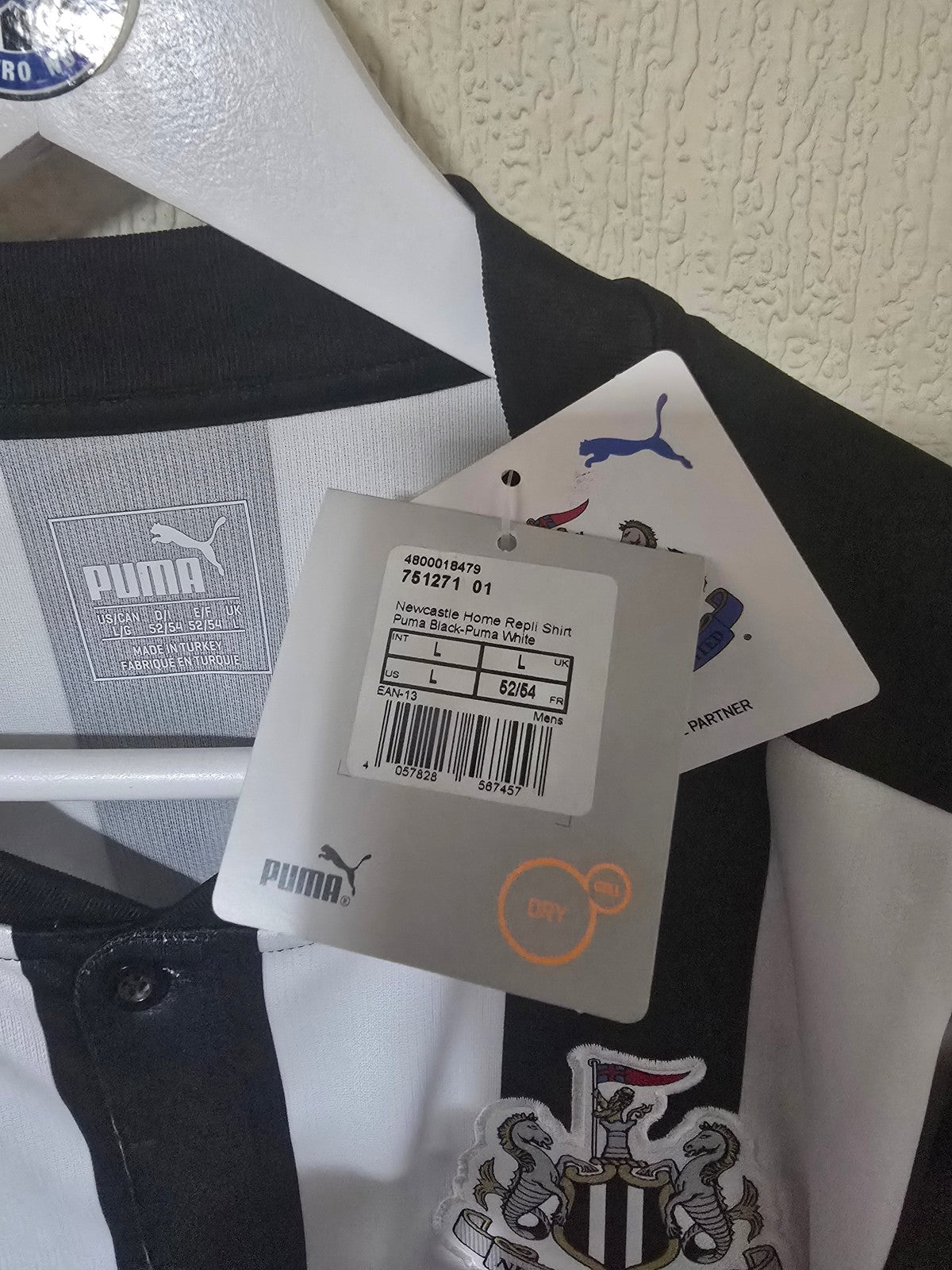 Newcastle United 2017/18 Home shirt, BNWT, Rafa Benitez Signed Large