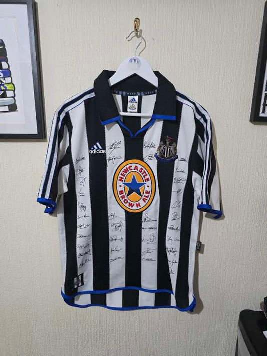 Newcastle United 1999/00 squad signed home shirt - Medium