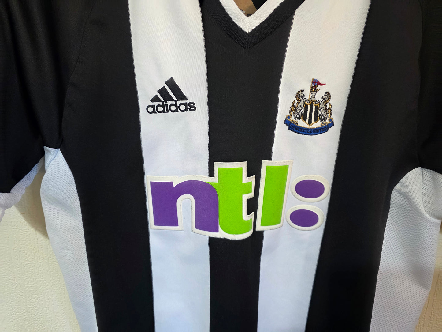 Newcastle United 2001/02 Adidas home shirt #9 SHEARER - Small