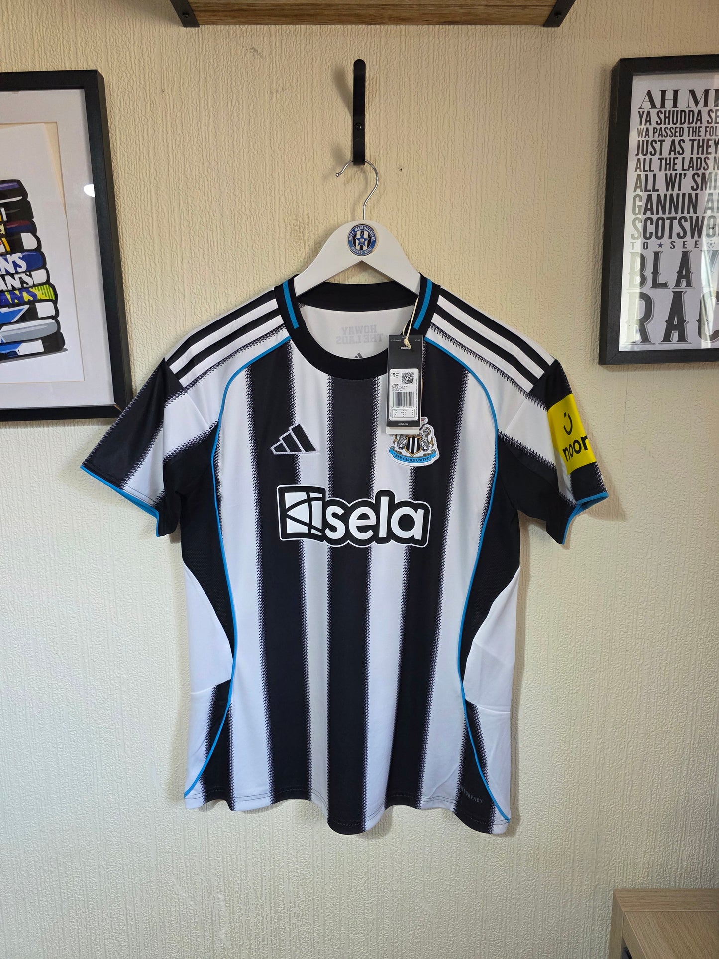 Newcastle United 2025/26 Adidas home shirt BNWT, #27 WOLTEMADE - Medium