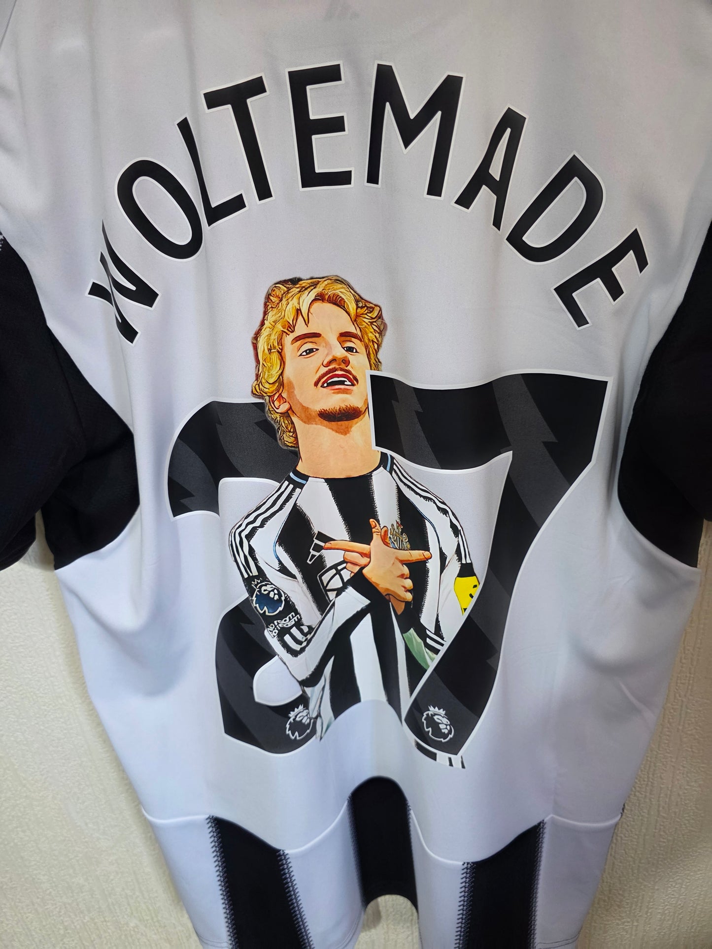 Newcastle United 2025/26 Adidas home shirt BNWT, #27 WOLTEMADE - Medium