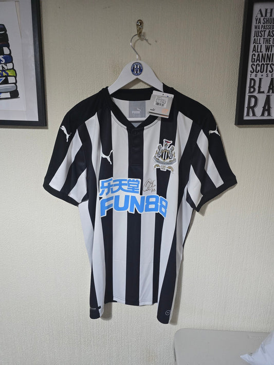 Newcastle United 2017/18 Home shirt, BNWT, Rafa Benitez Signed Large