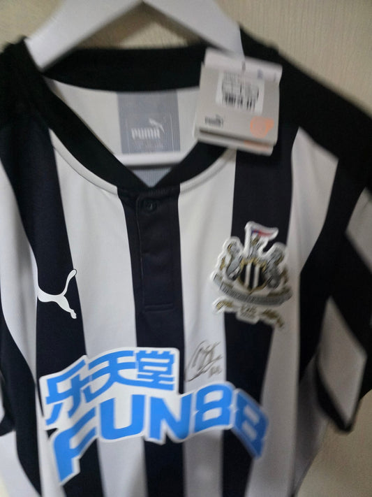 Newcastle United 2017/18 Home shirt, BNWT, Rafa Benitez Signed Large
