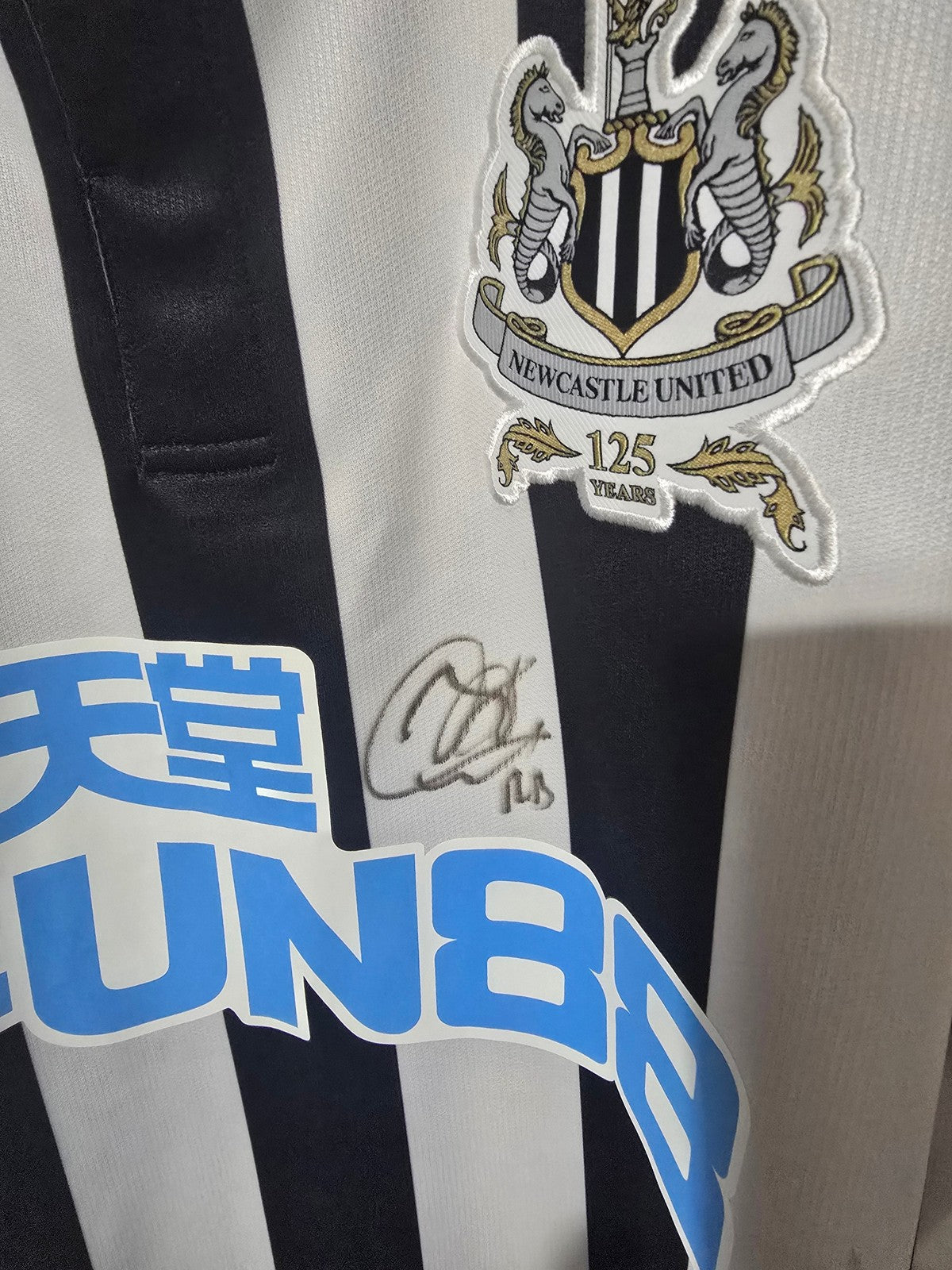 Newcastle United 2017/18 Home shirt, BNWT, Rafa Benitez Signed Large