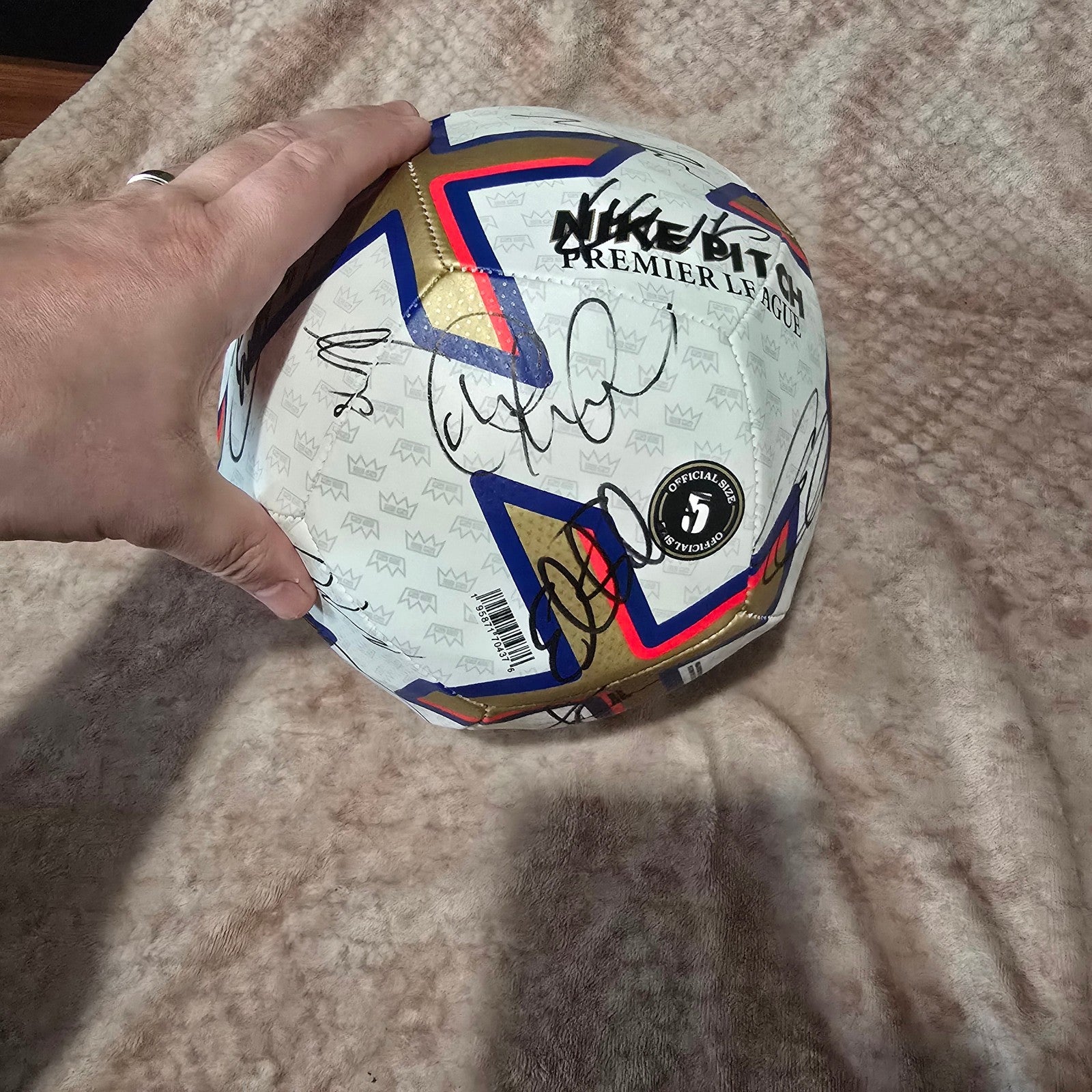 Newcastle United 2022/23 Squad signed football with COA