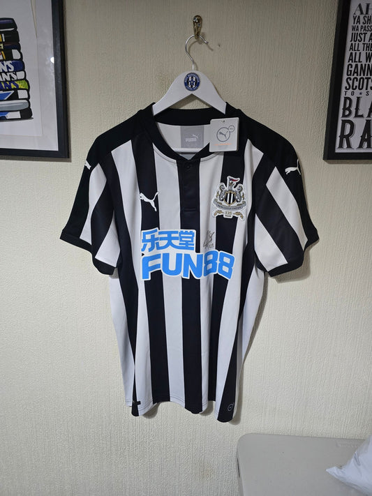 Newcastle United 2017/18 Home shirt, BNWT, Rafa Benitez Signed Large