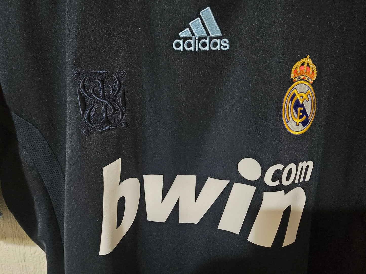Real Madrid 2009/10 Adidas away shirt, #8 KAKA - Medium