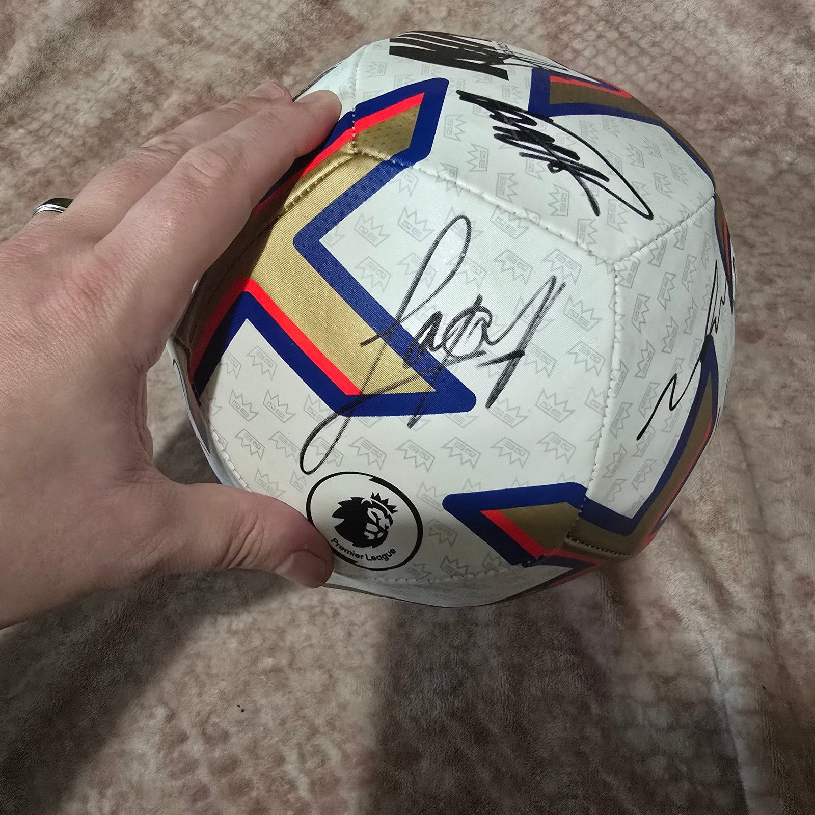 Newcastle United 2022/23 Squad signed football with COA