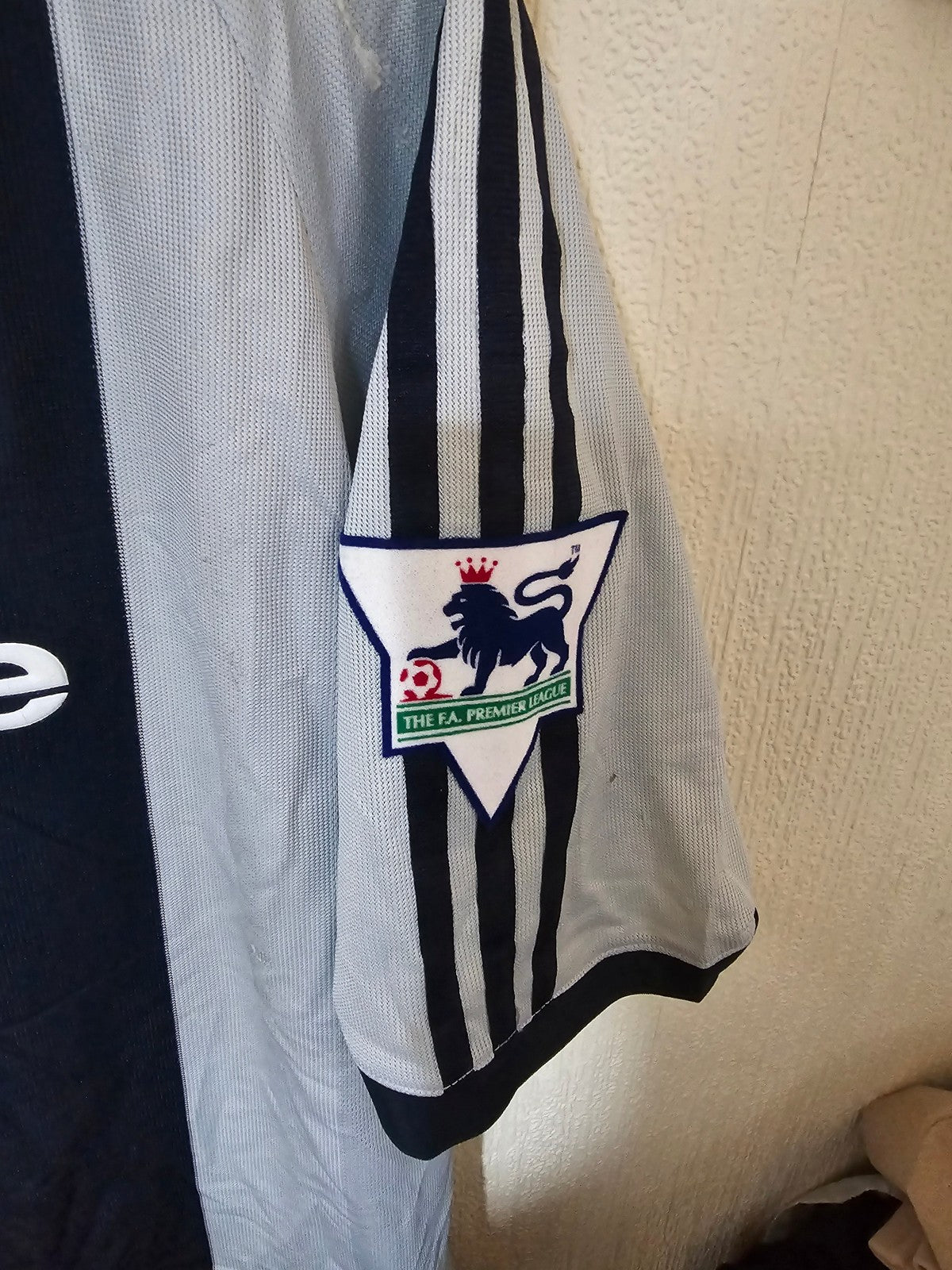 Newcastle United 2002/03 Laurent Robert matchworn/issued away shirt
