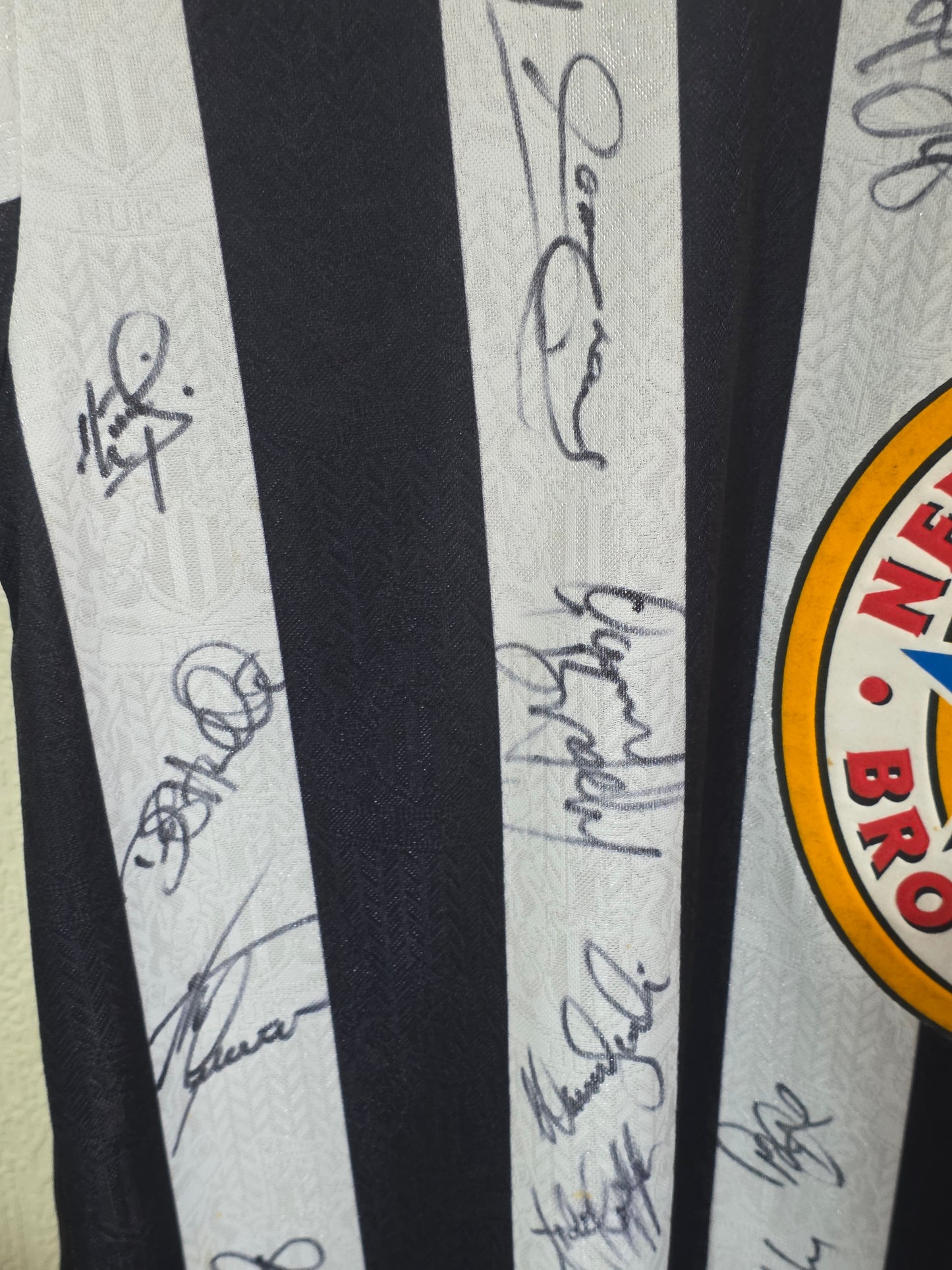 Newcastle United 1997/99 Squad signed Adidas home shirt