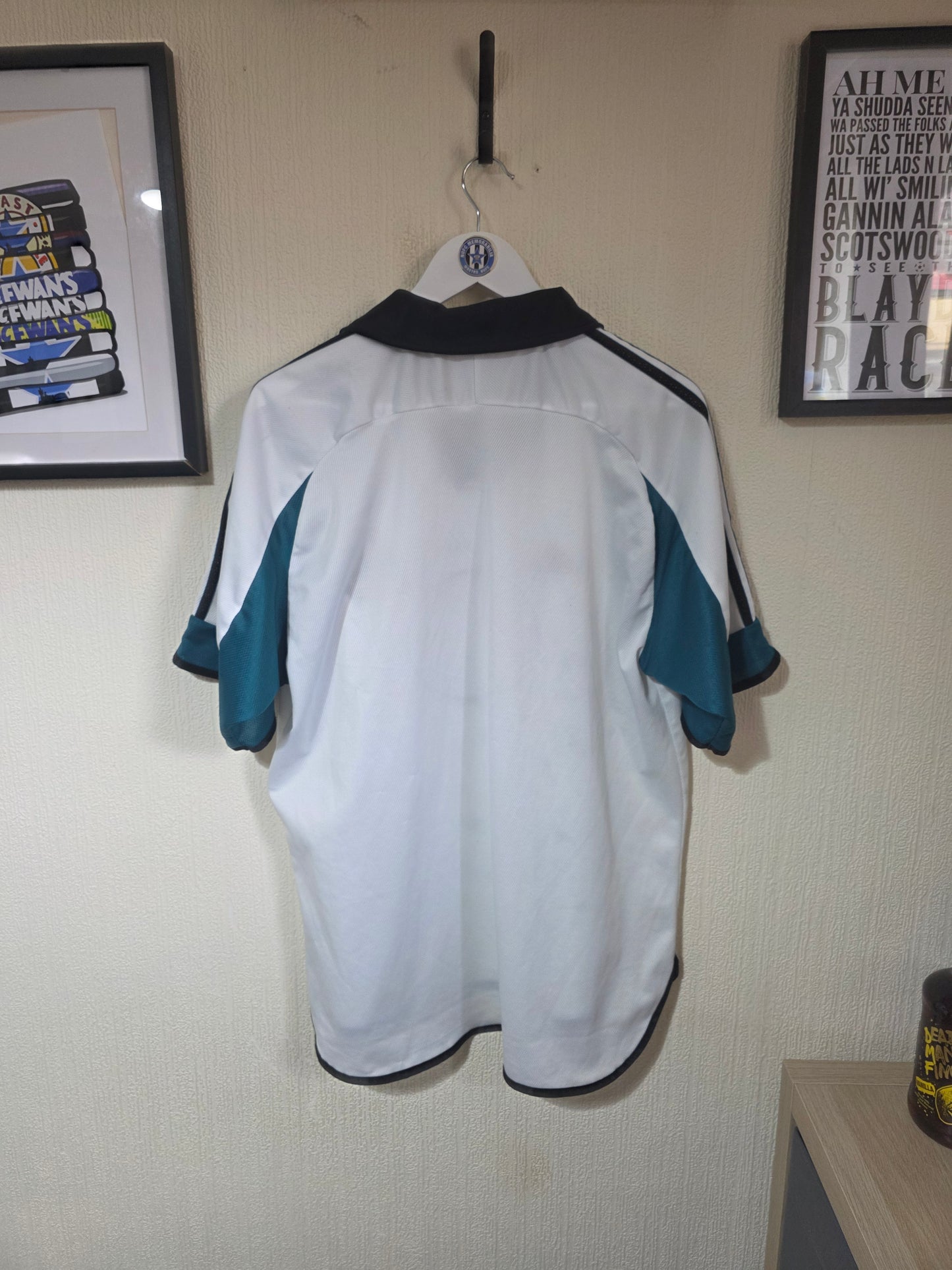 Newcastle United 1999/00 Squad signed Adidas away shirt
